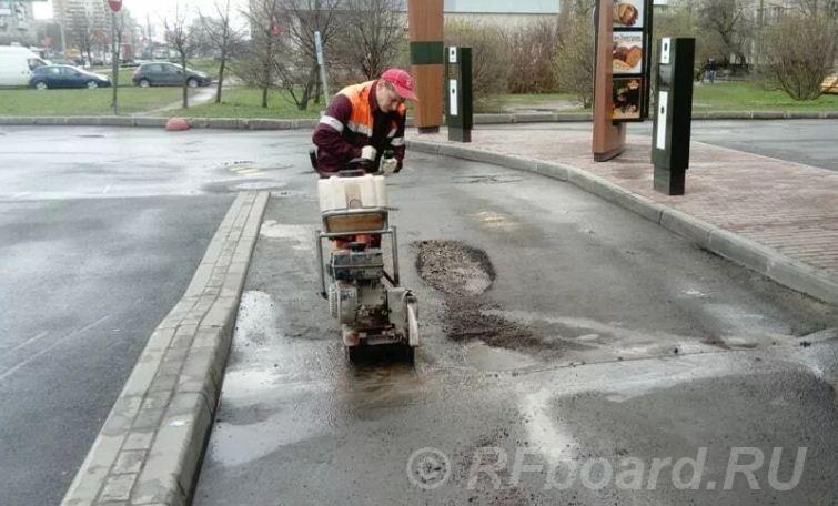 Заливка трещин в асфальтобетонном покрытии.  Санкт-Петербург